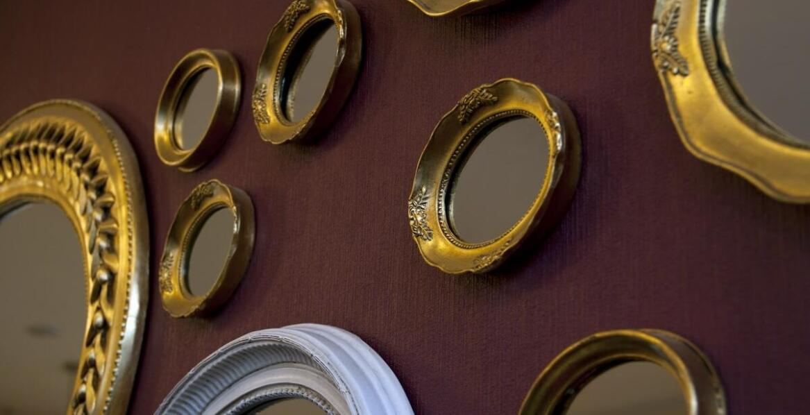 Lustro na wymiar – pomysły na aranżacje wnętrz i praktyczne zastosowania