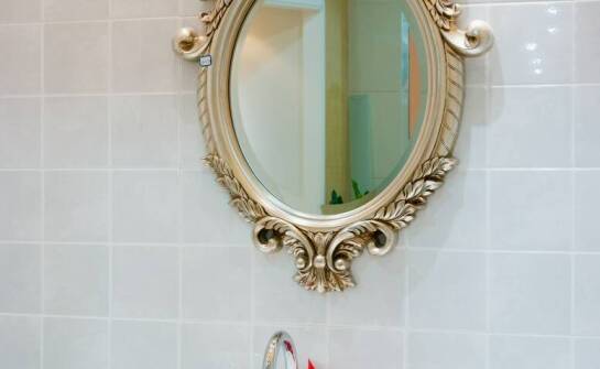 Lustro na wymiar jako sposób na optyczne powiększenie i rozświetlenie wnętrza