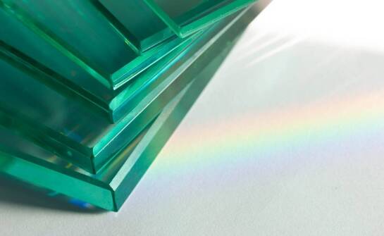 Szkło hartowane – najważniejsze cechy, zastosowania i praktyczne porady