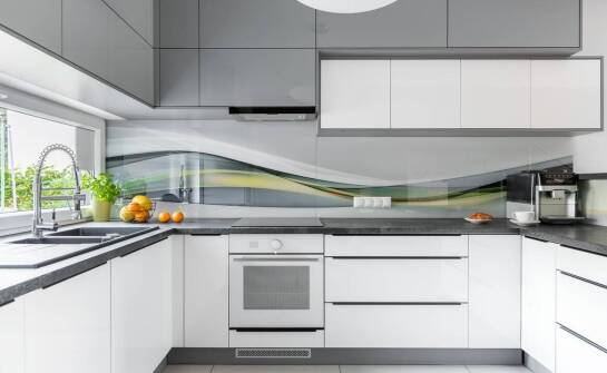 Szkło hartowane w kuchni – zalety, zastosowania i pomysły na aranżację