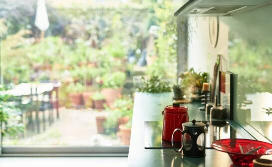 Zalety szkła hartowanego w kuchni – trwałość, estetyka i łatwość czyszczenia