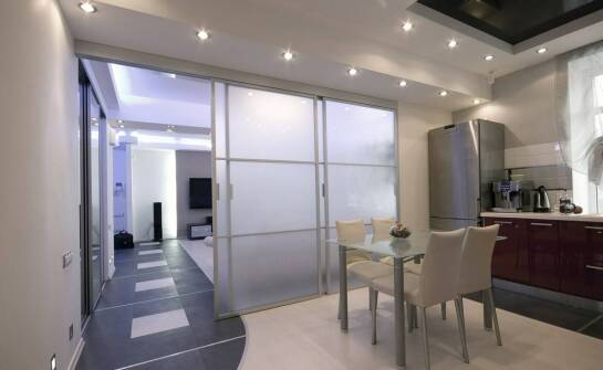 Drzwi szklane – zalety, zastosowania i inspiracje do aranżacji wnętrz