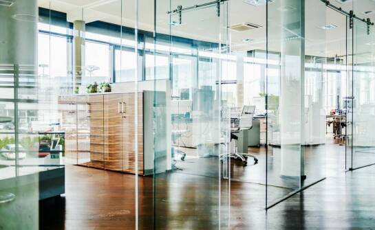 Zabudowy szklane – zastosowania, inspiracje i zalety w nowoczesnych wnętrzach