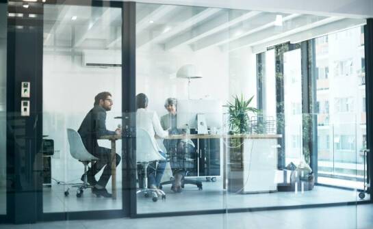 Szklane elementy w aranżacji przestrzeni – funkcje, zalety i inspiracje