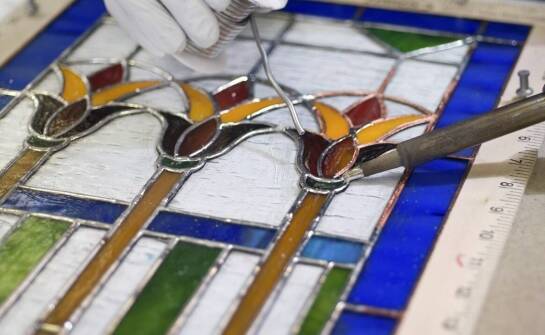 Szkło lakierowane na wymiar – zastosowania, zalety i inspiracje do wnętrz