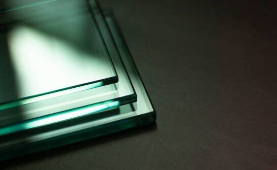 Szkło laminowane – zalety, zastosowania i inspiracje do różnych wnętrz