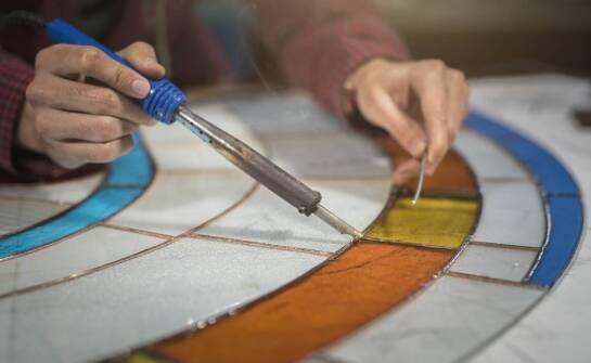 Szkło lakierowane w aranżacji wnętrz – stylowe rozwiązania i możliwości