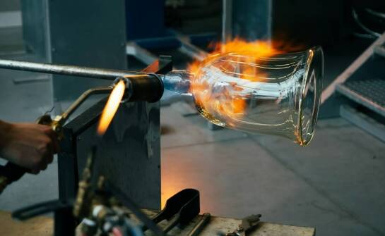 Proces hartowania szkła – etapy, zastosowania oraz najważniejsze zalety