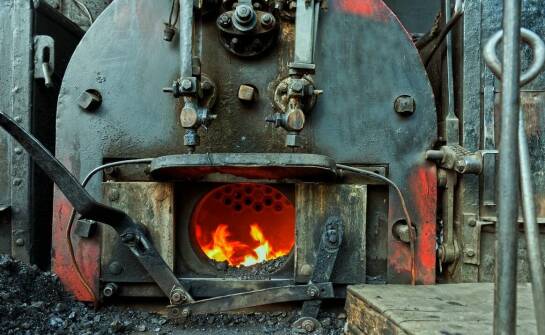 Kotły parowe w przemyśle – zastosowanie, zalety i działanie instalacji