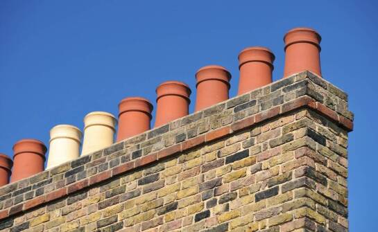 Konstrukcje kominów przemysłowych – rodzaje, zastosowania i zalety rozwiązań