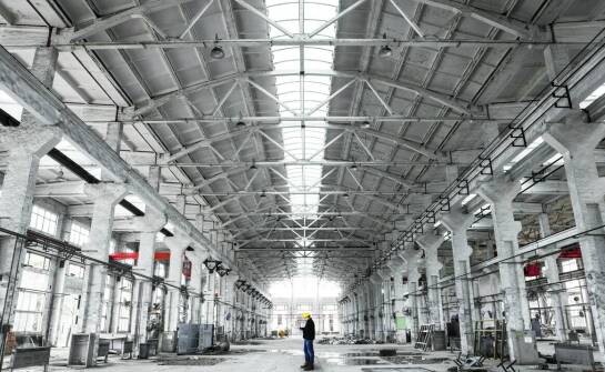 Hale stalowe i żelbetowe w przemyśle – zastosowania, zalety, wyzwania