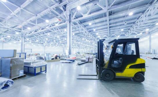 Najważniejsze cechy hal przemysłowych – solidność, funkcjonalność i zastosowania