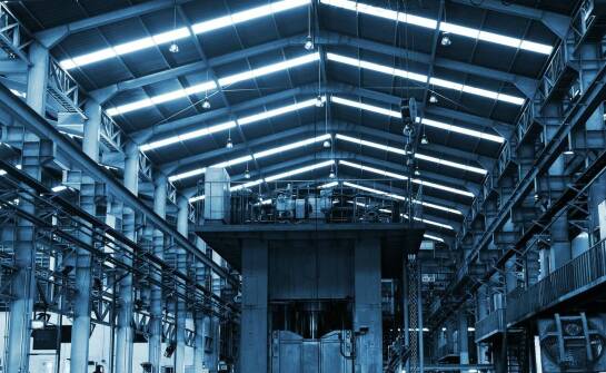 Hale przemysłowe – zastosowania, rodzaje konstrukcji i korzyści dla biznesu