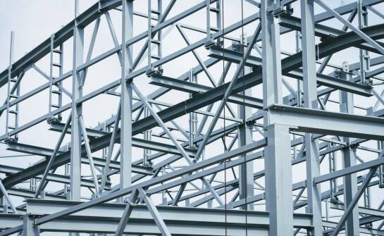 Konstrukcje stalowe w przemyśle – zastosowanie, wytrzymałość i możliwości