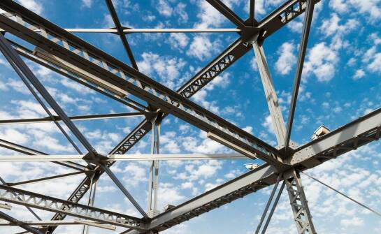 Zastosowanie konstrukcji stalowych w nowoczesnych inwestycjach przemysłowych
