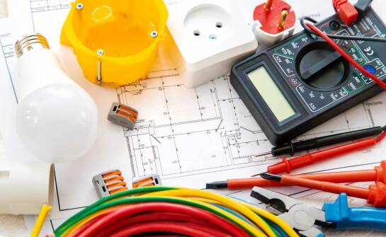 Z jakich elementów składają się instalacje elektryczne?