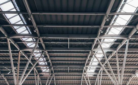 Konstrukcje stalowe w przemyśle – zastosowania, bezpieczeństwo i przyszłość branży