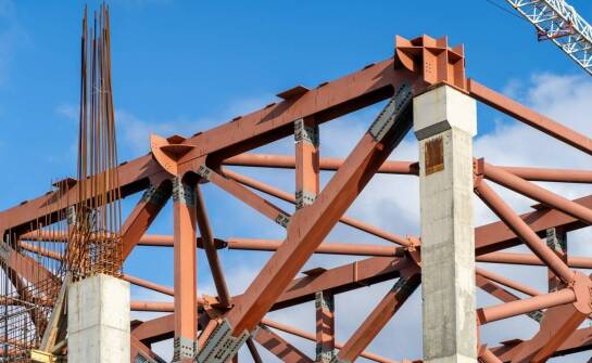 Konstrukcje stalowe w przemyśle – zastosowanie, trwałość i przyszłość branży