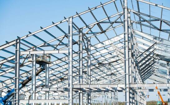 Konstrukcje stalowe – jak powstają i jakie znaczenie mają w przemyśle