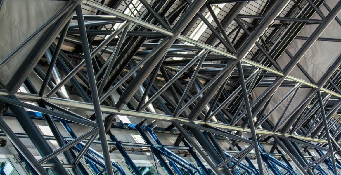 Konstrukcje stalowe a rozwój inwestycji przemysłowych – najważniejsze aspekty