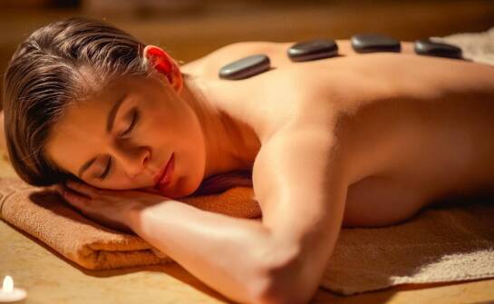 Masaż gorącymi kamieniami – na czym polega i jakie przynosi efekty