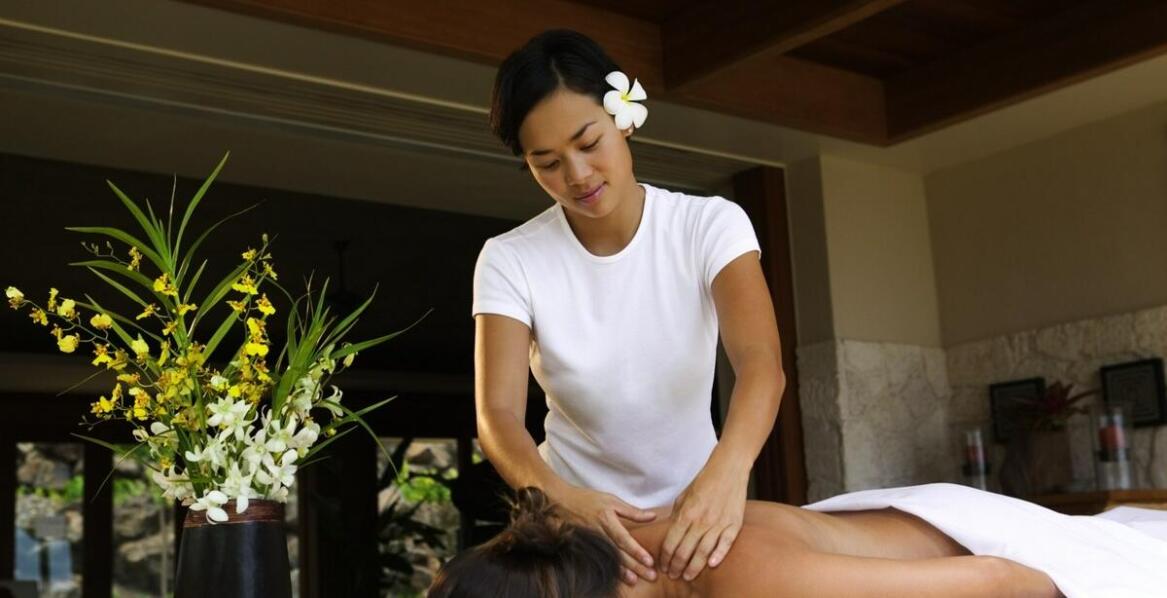 Relaksacyjna moc masażu balijskiego – jak wpływa na codzienne samopoczucie
