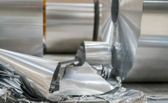 Jak powstają opakowania foliowe i jakie mają znaczenie dla różnych branż