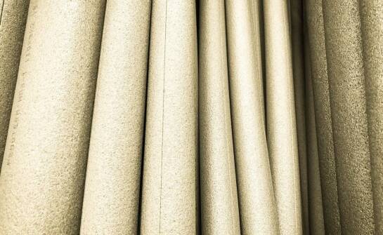 Opakowania na karnisze – funkcje, materiały i znaczenie w transporcie