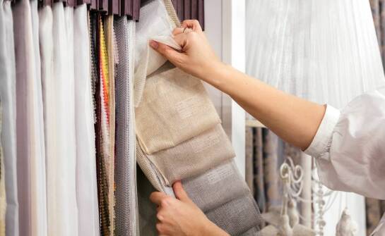 Najważniejsze cechy opakowań na karnisze – zastosowania i wybór materiałów