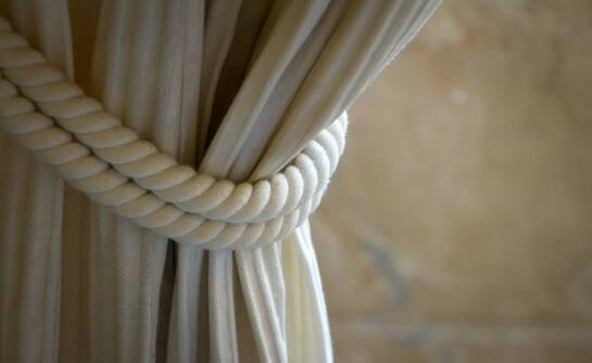 Opakowania na karnisze – kluczowe informacje i rozwiązania dla branży