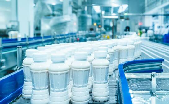 Jak powstają opakowania plastikowe i jakie mają zastosowania w branżach