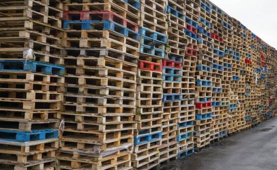 Palety przemysłowe – rodzaje, zastosowania i korzyści dla branży logistycznej