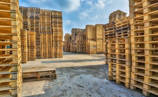 Jak wybrać palety przemysłowe do efektywnego transportu i magazynowania