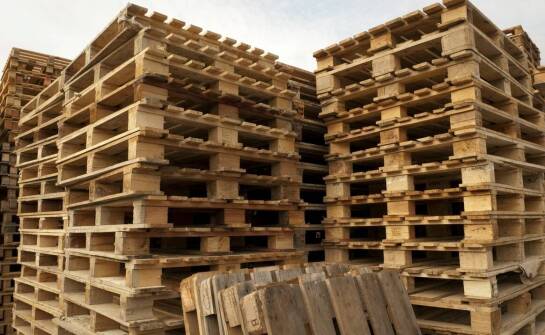 Najważniejsze informacje o paletach przemysłowych – funkcje i specyfika