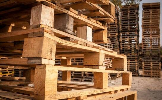 Palety – znaczenie, rodzaje i wpływ na efektywną gospodarkę magazynową