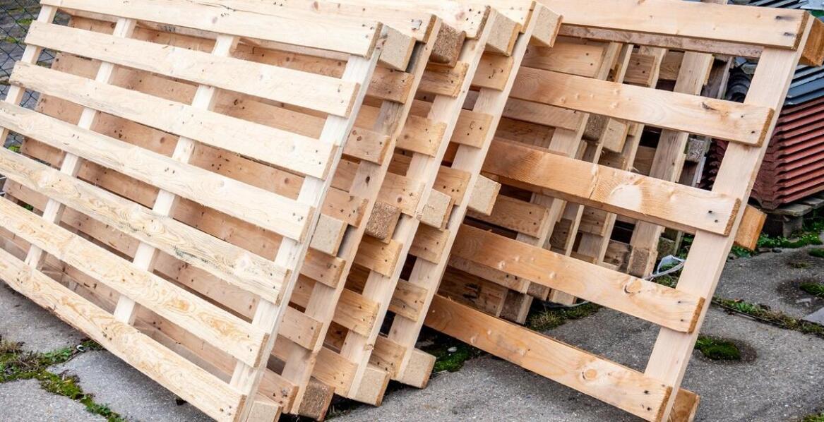 Wszystko, co warto wiedzieć o paletach – funkcje, zalety i zastosowania