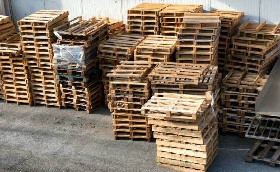 Sprzedaż i zastosowanie palet – praktyczne informacje i najważniejsze trendy