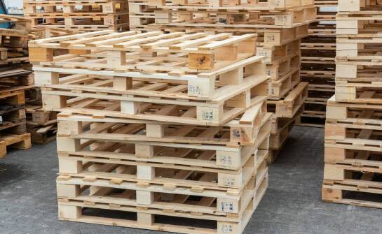 Palety w logistyce i handlu – zastosowania, zalety i wpływ na biznes