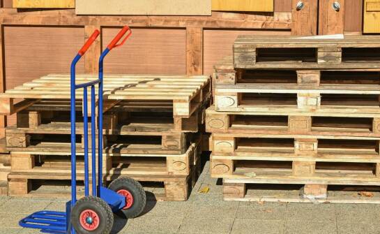 Jak przebiega skup palet i jakie są zasady odsprzedaży używanych nośników