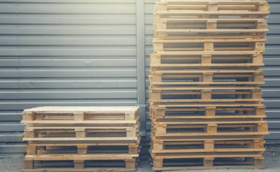 Jak działa skup palet i jakie są zasady obrotu używanymi nośnikami