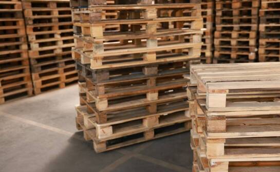 Jak działa rynek palet używanych i co wpływa na ceny skupu