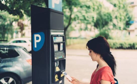 Jak działają nowoczesne systemy parkingowe i automatyka domowa?