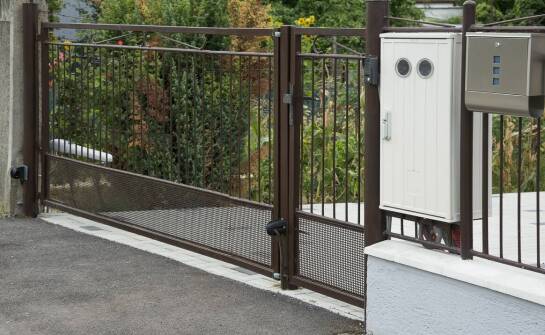 Zalety i funkcje automatyki do bram – co warto wiedzieć przed wyborem