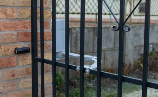 Napędy do bram – jak wybrać odpowiednie rozwiązanie do różnych zastosowań