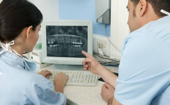 Jakie schorzenia wykrywa tomografia komputerowa zębów i kiedy jest zalecana