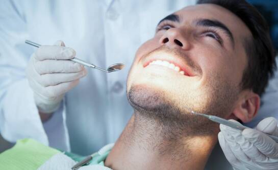 Wybielanie zębów u dentysty - jak przygotować się do zabiegu?