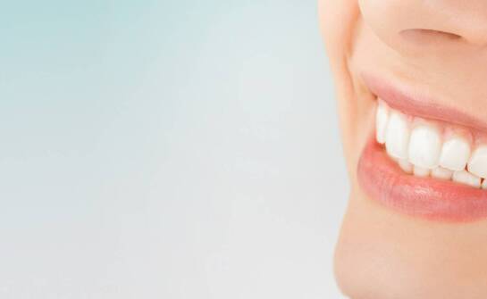 Jak osiągnąć bielszy uśmiech? Skuteczne sposoby na rozjaśnianie zębów