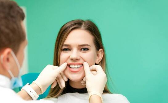 Bezpieczne sposoby na białe zęby – jak działa wybielanie i co warto wiedzieć