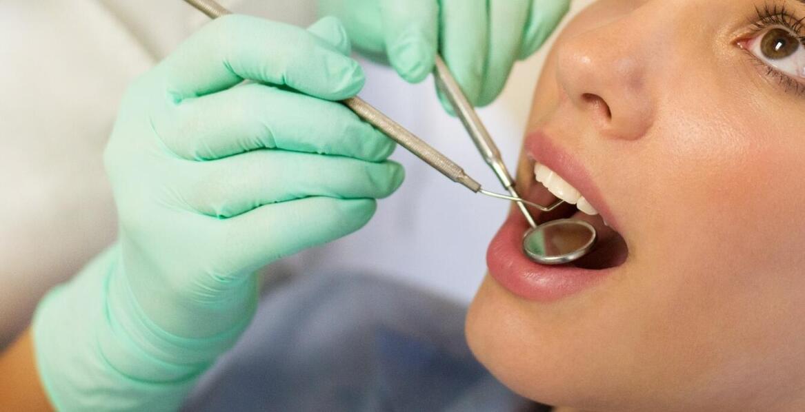 Wszystko, co warto wiedzieć o wybielaniu zębów – etapy, efekty, bezpieczeństwo