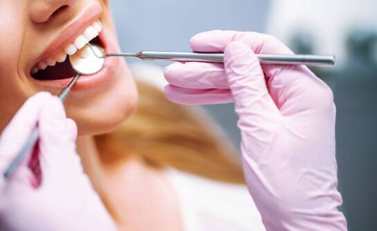 Białe zęby bez tajemnic – jak przebiega rozjaśnianie szkliwa?